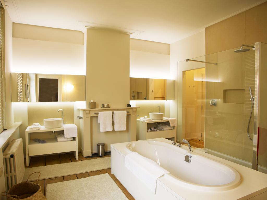 B&B Alphabet - Luxury Guesthouse And Art Gallery Bruges Room photo